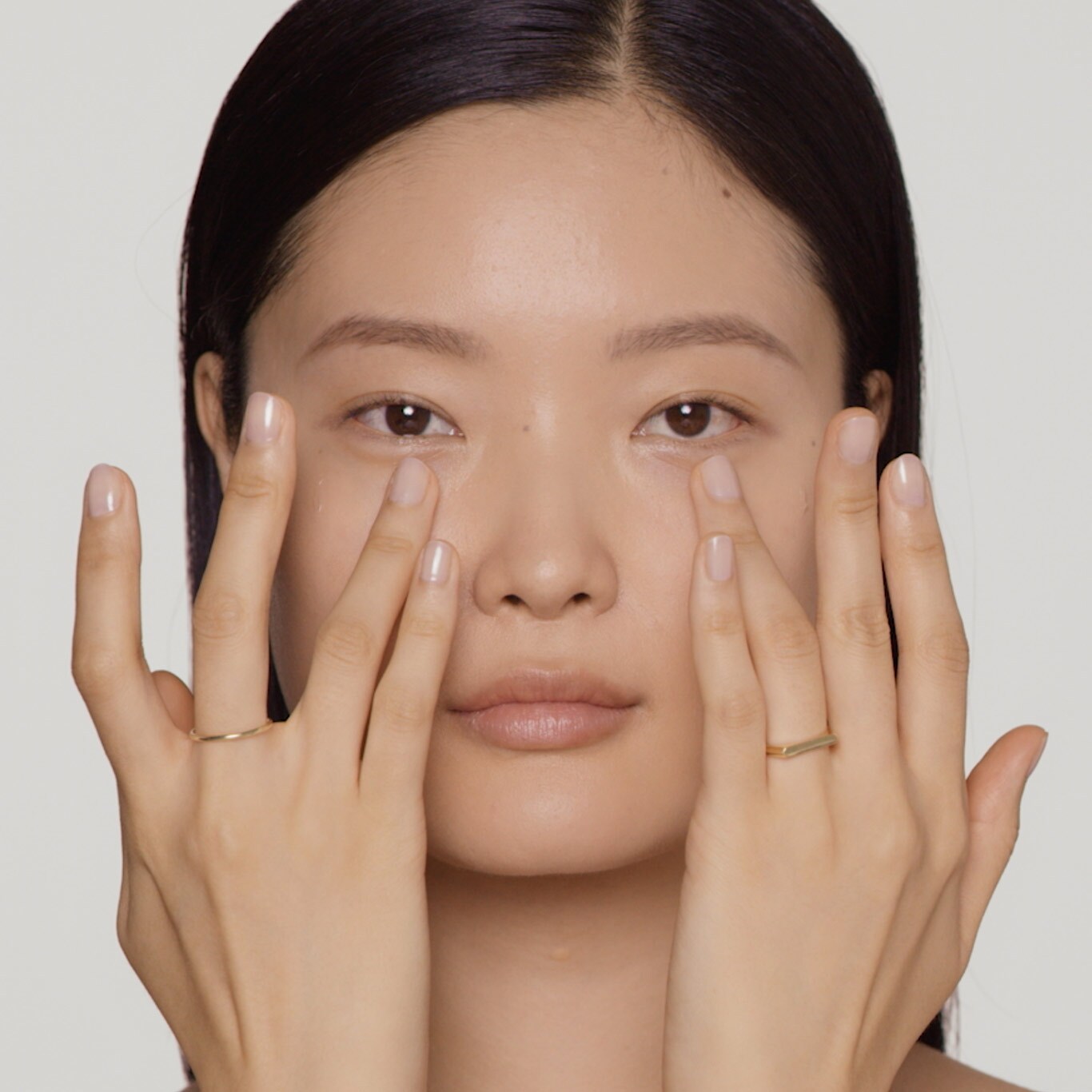 Le modèle applique un gel-crème au coin interne des yeux