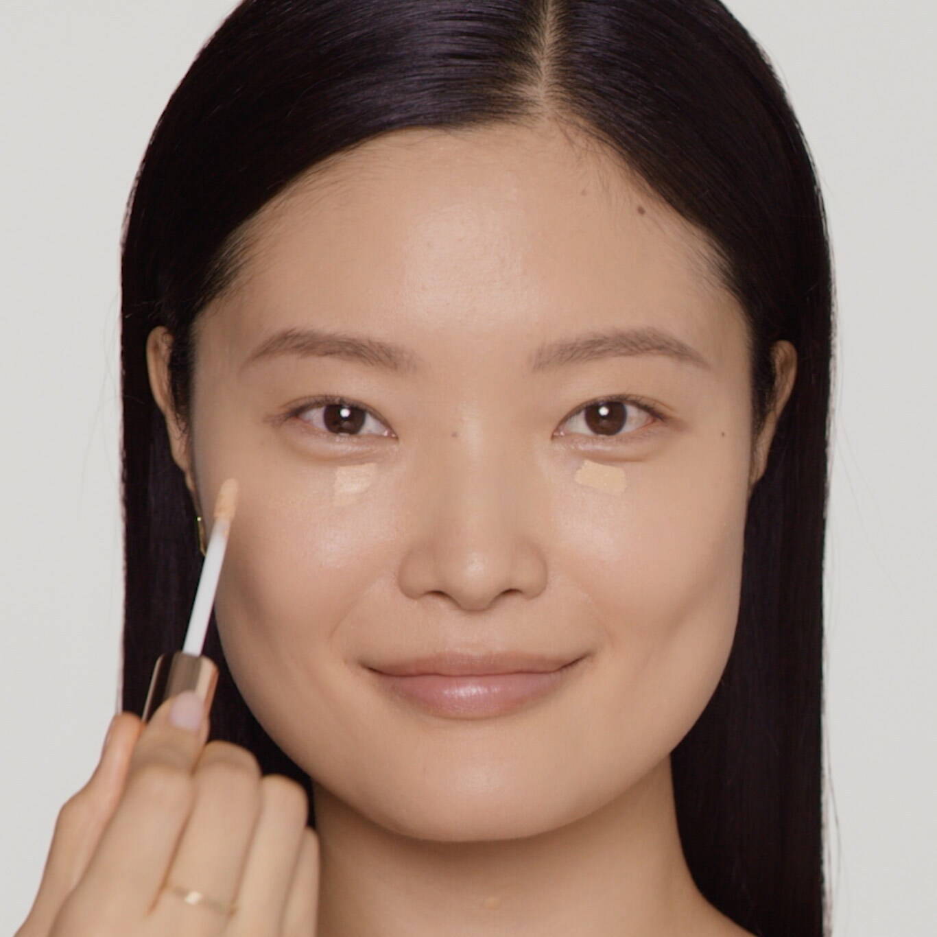 Le modèle applique un gel-crème au coin externe des yeux